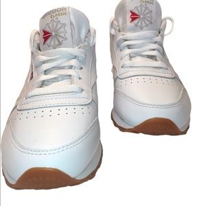 Reebox athletic shoes, size 8 color is white, like new, classic 09 style Reebox
